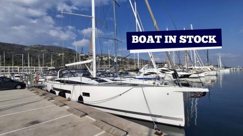 Jeanneau Yachts 65 en stock à quai