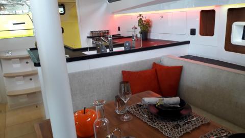 RM Yachts RM 1180 : table du carré RM Yachts RM 1180 : table du carré