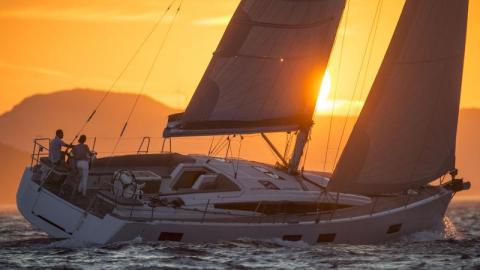Jeanneau Yacht 54' : Navigation au près bâbord amure Jeanneau Yacht 54' : Navigation au près bâbord amure