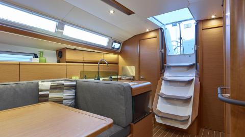 Jeanneau Sun Odyssey 419 : Carré et descente Jeanneau Sun Odyssey 419 : Carré et descente