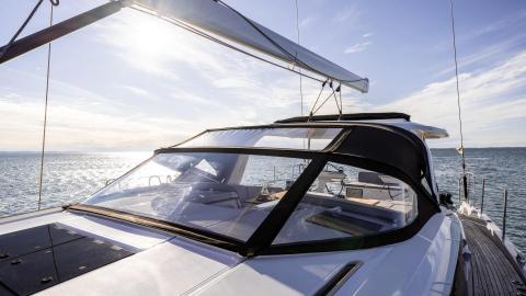 Jeanneau 65 : Capote de roof