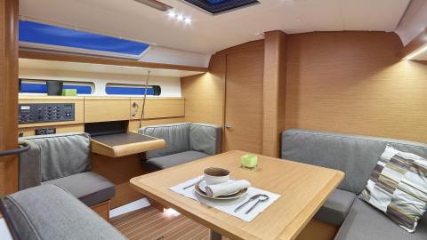Jeanneau Sun Odyssey 419 : Table du carré et banquette Jeanneau Sun Odyssey 419 : Table du carré et banquette