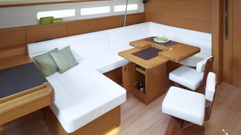 Jeanneau Sun Odyssey 519 : Table du carré et banquette Jeanneau Sun Odyssey 519 : Table du carré et banquette