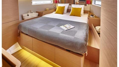 Jeanneau Sun Odyssey 490 : Cabine avant vue depuis la porte d'accès Jeanneau Sun Odyssey 490 : Cabine avant vue depuis la porte d'accès