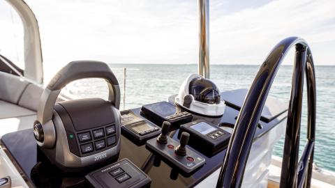 Jeanneau 65 : Poste de barre tribord