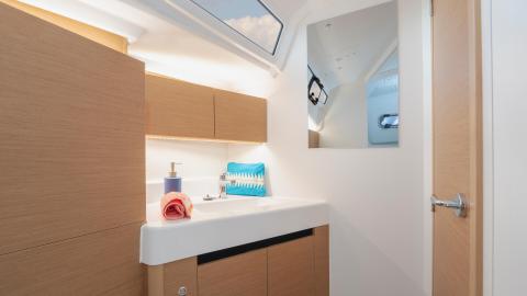 Salle d'eau version trois cabines Jeanneau Sun Odyssey 350 : Salle d'eau version trois cabines