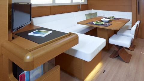 Jeanneau Sun Odyssey 519 : Table à cartes et carré vu depuis la cuisine Jeanneau Sun Odyssey 519 : Table à cartes et carré vu depuis la cuisine