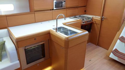 Jeanneau Sun Odyssey 519 : Cuisine arrière tribord Jeanneau Sun Odyssey 519 : Cuisine arrière tribord
