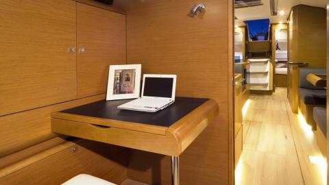 Jeanneau Sun Odyssey 419 : Bureau dans cabine avant Jeanneau Sun Odyssey 419 : Bureau dans cabine avant