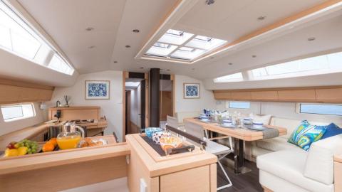 Jeanneau Yacht 64' : Vue d'ensemble du carré Jeanneau Yacht 64' : Vue d'ensemble du carré