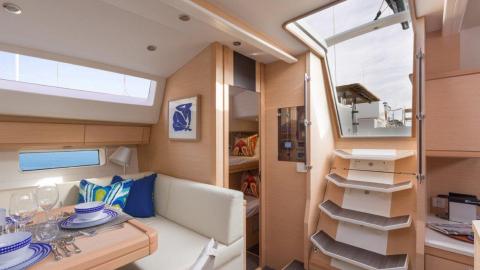 Jeanneau Yacht 64' : Descente vue depuis le carré Jeanneau Yacht 64' : Descente vue depuis le carré