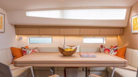 Jeanneau Yacht 64' : Table du carré Jeanneau Yacht 64' :Table du carré
