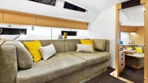 Jeanneau Yacht 64' : Banquette dans le carré Jeanneau Yacht 64' : Banquette dans le carré