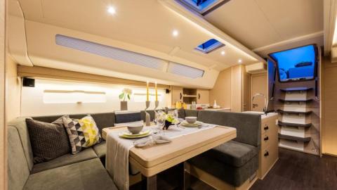 Jeanneau Yacht 51': Table du carré vue depuis la banquette bâbord Jeanneau Yacht 51': Table du carré vue depuis la banquette bâbord