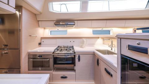 Jeanneau 65 : Galley other view