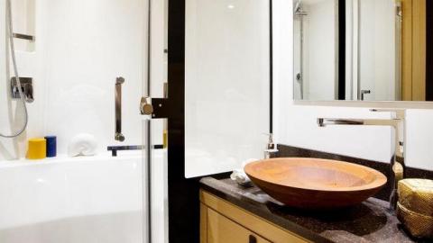 Jeanneau Yacht 64' : Douche et lavabo dans cabinet de toilette Jeanneau Yacht 64' : Douche et lavabo dans cabinet de toilette