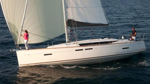 Jeanneau Sun Odyssey 419 : Navigation sous gennaker Jeanneau Sun Odyssey 419 : Navigation sous gennaker