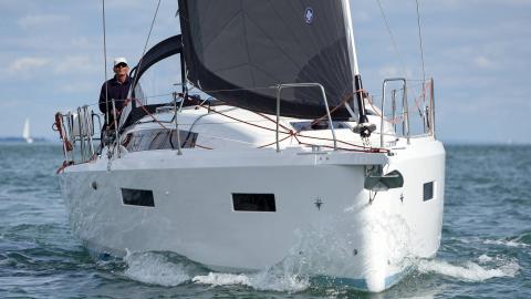 Jeanneau Sun Odyssey 380 : en navigation au près Jeanneau Sun Odyssey 380 : en navigation au près