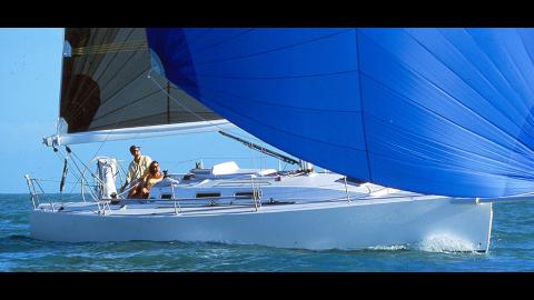 J-Boats - J-Composites J 109 en navigation sous spinnaker asymétrique J-Boats - J-Composites J 109 en navigation sous spinnaker asymétrique