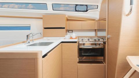 Cuisine à tribord Jeanneau Sun Odyssey 350 : Cuisine à tribord