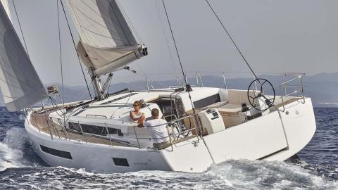 Jeanneau Sun Odyssey 490 : Navigation tribord amure Jeanneau Sun Odyssey 490 : Navigation tribord amure