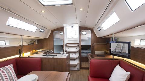 J-Boats - J-Composites J 122 E : vue générale du carré depuis l'avant J-Boats - J-Composites J 122 E : vue générale du carré depuis l'avant