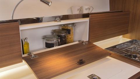 J-Boats - J-Composites J 122 E : rangements dans la cuisine J-Boats - J-Composites J 122 E : rangements dans la cuisine