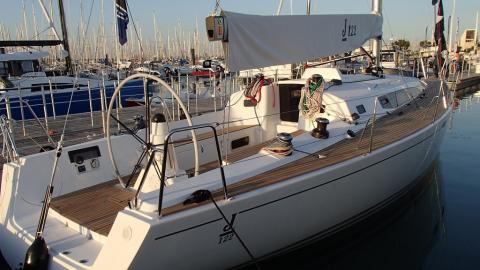 J-Boats - J-Composites J 122 E vue du quai J-Boats - J-Composites J 122 E vue du quai