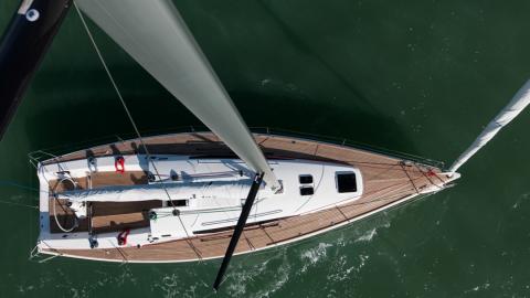 J-Boats - J-Composites J 122 E : pont vu du mât J-Boats - J-Composites J 122 E : pont vu du mât