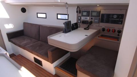 RM Yachts RM 1260: chart table RM Yachts RM 1260: chart table