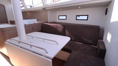 RM Yachts RM 1260: saloon table and settees RM Yachts RM 1260: saloon table and settees