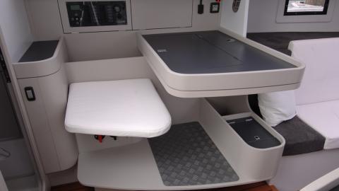 RM Yachts RM 1060 : table à cartes RM Yachts RM 1060 : table à cartes