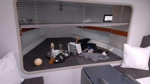 RM Yachts RM 1060 : couchage avant vu du carré RM Yachts RM 1060 : couchage avant vu du carré