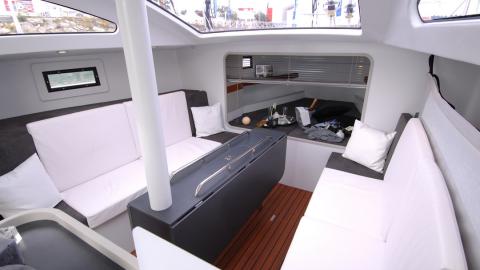 RM Yachts RM 1060 : carré vu de la cuisine RM Yachts RM 1060 : carré vu de la cuisine