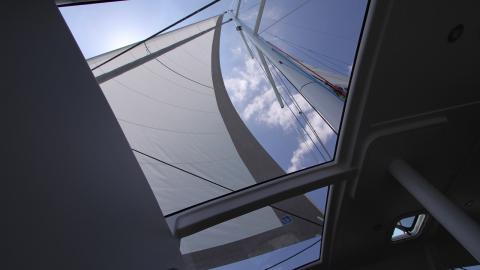 RM 1360 vue des voiles en navigation depuis le carré RM 1360 vue des voiles en navigation depuis le carré