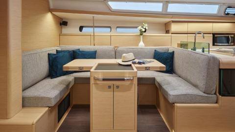 Jeanneau Sun Odyssey 449 : Table du carré vu depuis la table à cartes Jeanneau Sun Odyssey 449 : Table du carré vu depuis la table à cartes