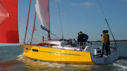 RM 1070: Navigation au largue sous gennaker RM 1070: Navigation au largue sous gennaker