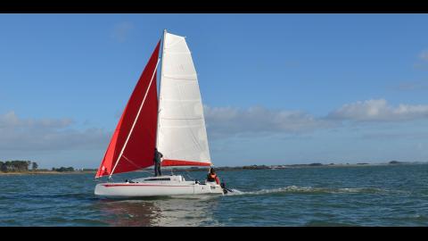 Astus 24 : avigation avec gennaker Astus 24 : avigation avec gennaker