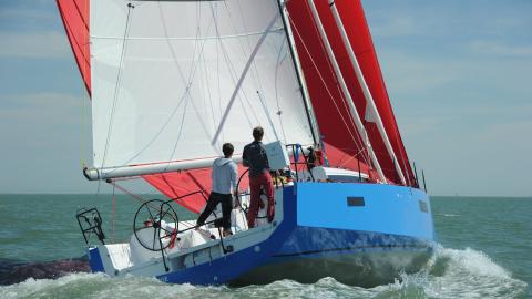 RM Yachts RM 1270 : Au largue sous spinnaker assymétrique RM Yachts RM 1270 : Au largue sous spinnaker assymétrique