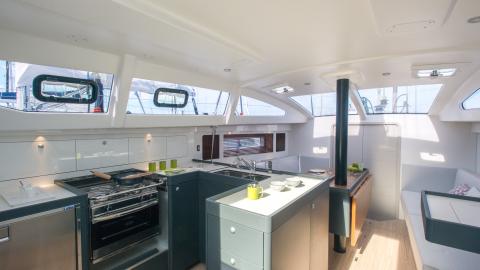 RM Yachts RM 1270 : Une cuisine en U sur bâbord RM Yachts RM 1270 : Une cuisine en U sur bâbord
