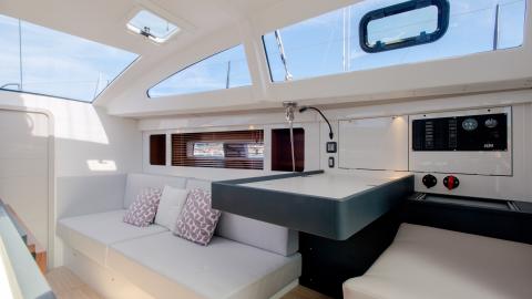 RM Yachts RM 1270 : La Table à cartes sur tribord RM Yachts RM 1270 : La Table à cartes sur tribord