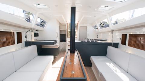 RM Yachts RM 1270 : Un carré baigné de lumière RM Yachts RM 1270 : Un carré baigné de lumière