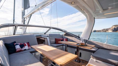 Jeanneau 65 : Tables e cockpit