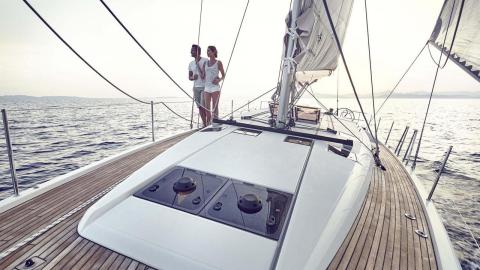 Jeanneau Sun Odyssey 490 : Pont vu depuis l'étrave Jeanneau Sun Odyssey 490 : Pont vu depuis l'étrave