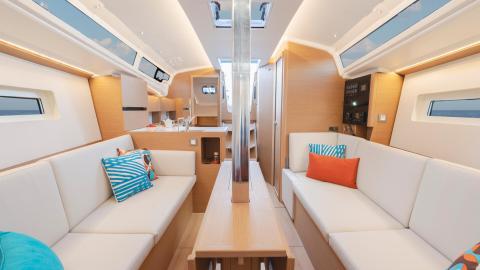 Carré vu depuis la cabine avant Jeanneau Sun Odyssey 350 : Carré vu depuis la cabine avant