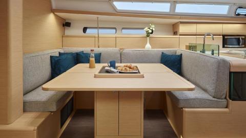 Jeanneau Sun Odyssey 449 : Table du carré autre vue Jeanneau Sun Odyssey 449 : Table du carré autre vue