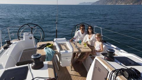 Jeanneau Sun Odyssey 479 : Vue d'ensemble du cockpit Jeanneau Sun Odyssey 479 : Vue d'ensemble du cockpit