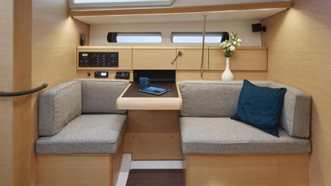 Jeanneau Sun Odyssey 449 : Table à cartes et banquette Jeanneau Sun Odyssey 449 : Table à cartes et banquette