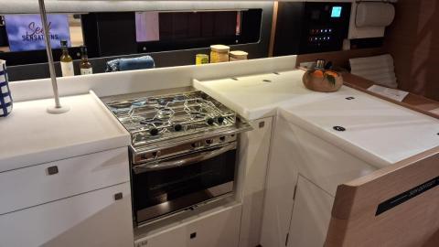 Jeanneau Sun Odyssey 455 : coin cuisine