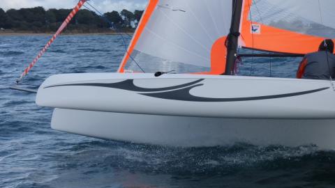 Astusboats Astus 16.5 : vue de la coque bâbord Astusboats Astus 16.5 : vue de la coque bâbord